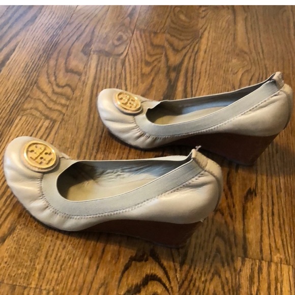 Authentic TORY BURCH Caroline wedge, gray, size 8 - Picture 5 of 6